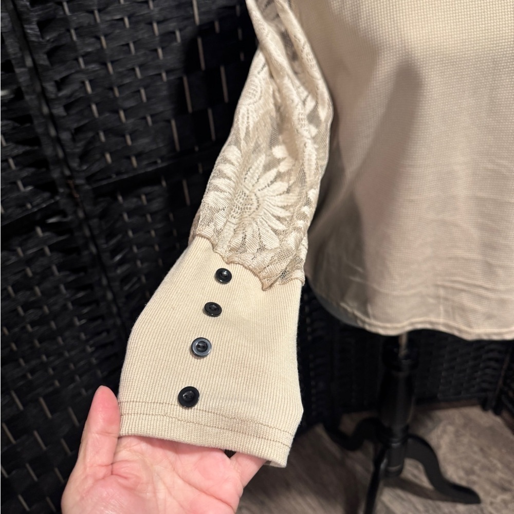 3/25๐ Elegant Cream Lace Sleeve Women's Top. Waffle weave bodice. Amazon - Picture 2 of 4